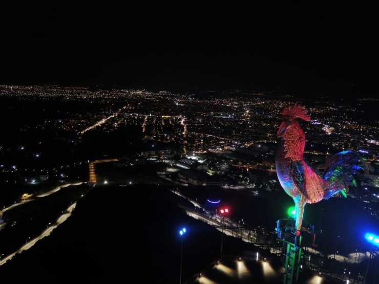 Dev horoz heykeli Azerbaycan’ın renklerine büründü