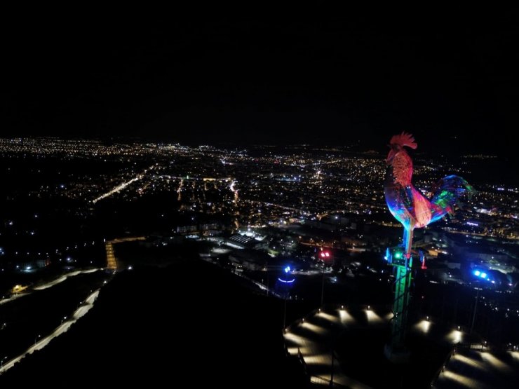 Dev horoz heykeli Azerbaycan’ın renklerine büründü