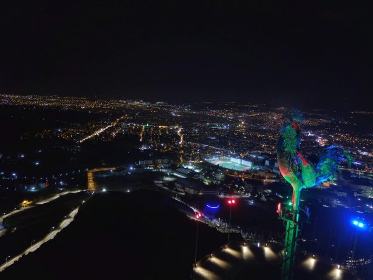 Dev horoz heykeli Azerbaycan’ın renklerine büründü