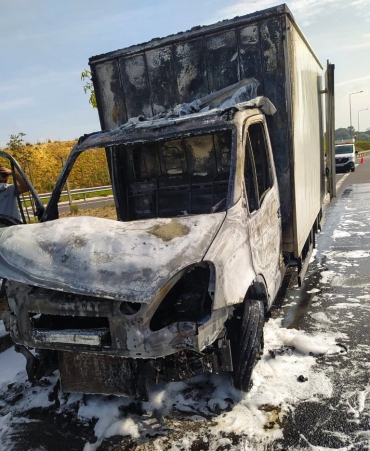 Sarıyer’de seyir halindeki kamyonet alev topuna döndü