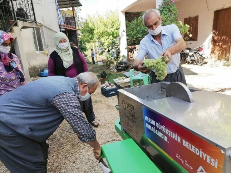 Üzüm suyu artık ayaklarla değil makinelerle elde ediliyor