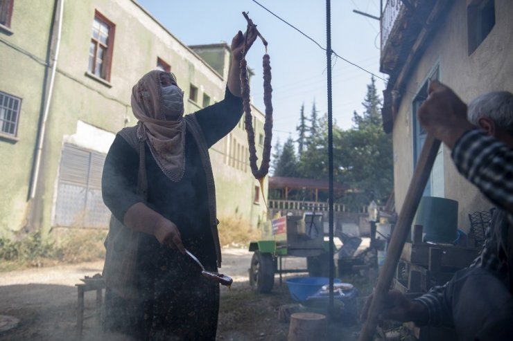 Üzüm suyu artık ayaklarla değil makinelerle elde ediliyor