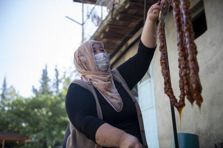Üzüm suyu artık ayaklarla değil makinelerle elde ediliyor