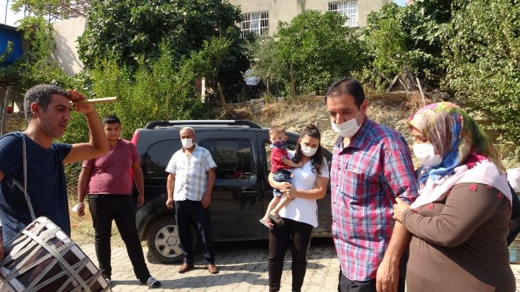 Libya’da kurtarılan Türk davul zurnayla karşılandı