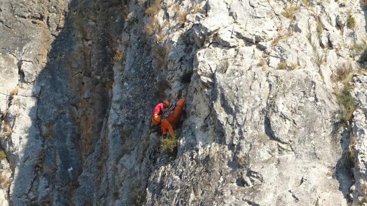 Düştüğü yerde mahsur kalan dağcı nefes kesen operasyonla kurtarıldı