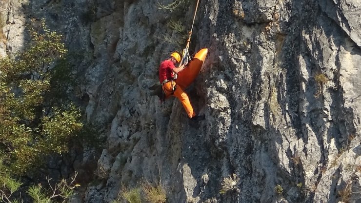 Düştüğü yerde mahsur kalan dağcı nefes kesen operasyonla kurtarıldı
