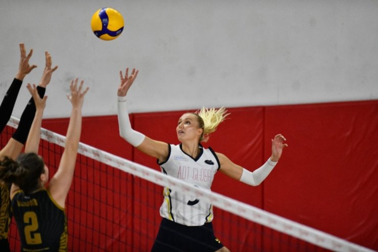 Adam Voleybol galibiyetle başladı
