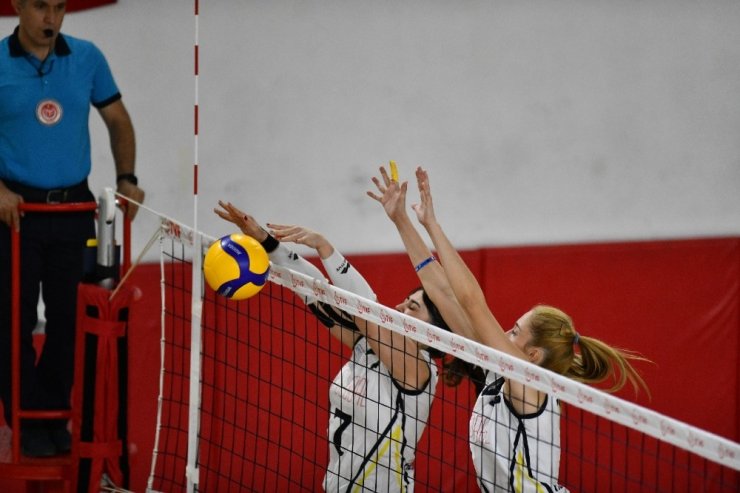 Adam Voleybol galibiyetle başladı