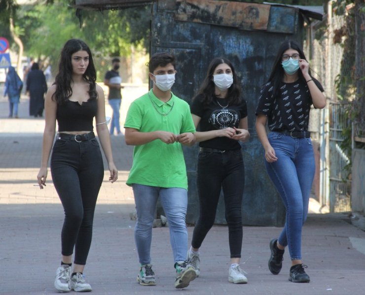Maskeyi koluna takan kız öğrenci polisten kaçtı