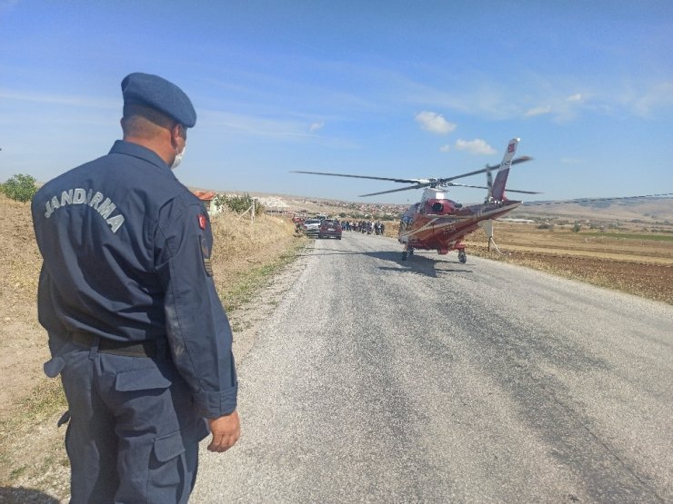 Ambulans helikopter kazada ağır yaralanan kişi için karayoluna indi