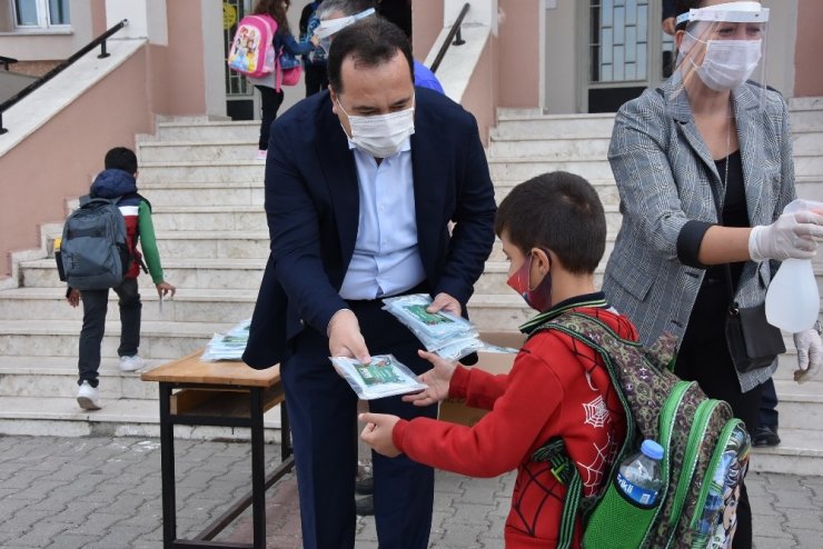 Başkan Dutlulu, ilk ders zilinde öğrencilerin yanında oldu