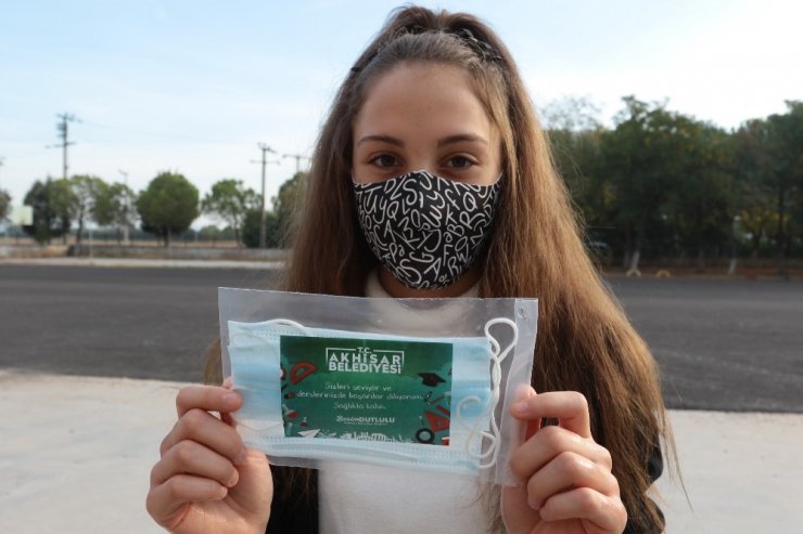 Başkan Dutlulu, ilk ders zilinde öğrencilerin yanında oldu