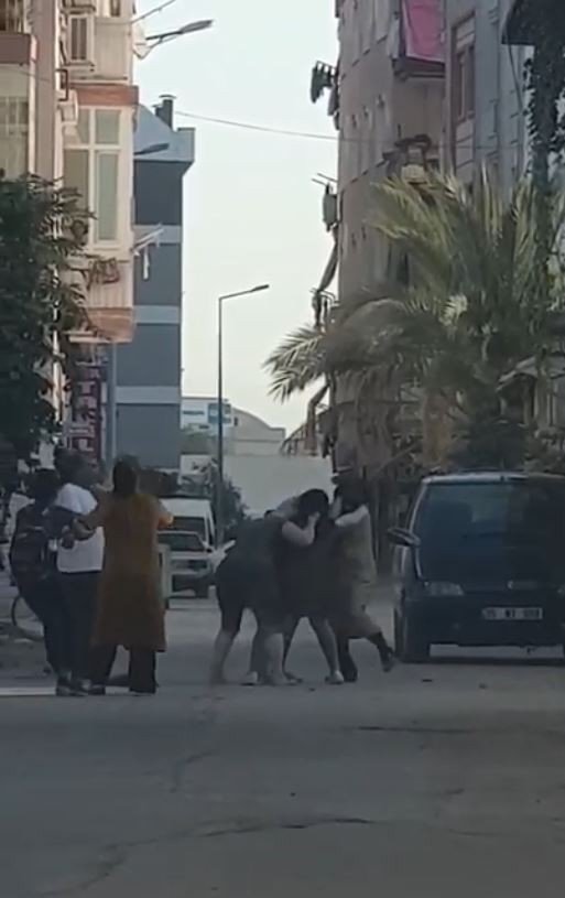 Kadınlar saç saça baş başa kavga etti, erkekler film izler gibi izledi
