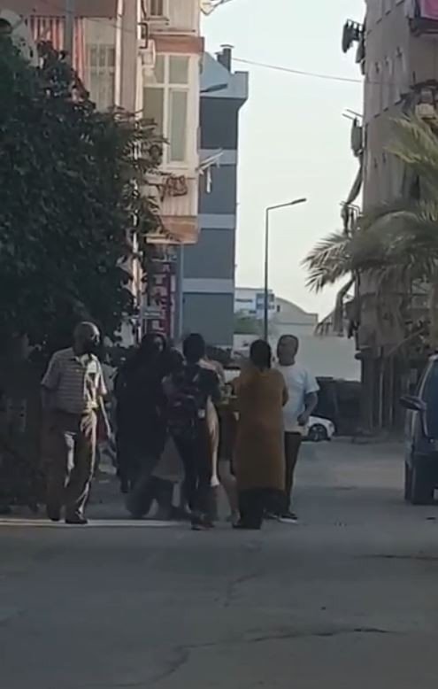 Kadınlar saç saça baş başa kavga etti, erkekler film izler gibi izledi
