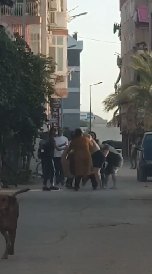 Kadınlar saç saça baş başa kavga etti, erkekler film izler gibi izledi