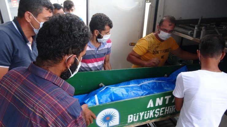 Bir babanın yangında ölen bebeğine son bakışı