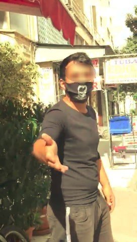 Antalya’da seyyar satıcı, kendisini cep telefonuyla çeken kadın zabıtaya saldırdı