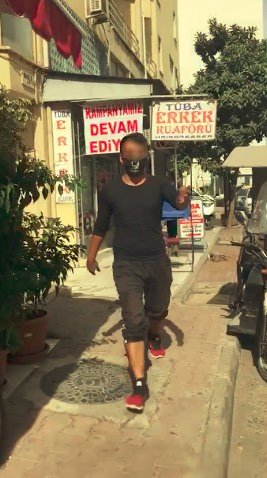 Antalya’da seyyar satıcı, kendisini cep telefonuyla çeken kadın zabıtaya saldırdı