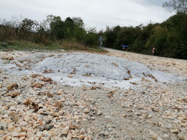 Beton mikserleri atıklarını yok kenarına boşaltıyor
