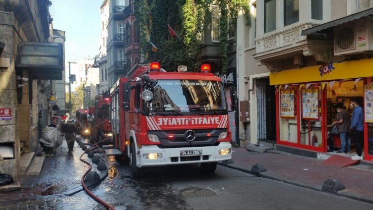 Beyoğlu Balık Pazarı’nda yangın paniği