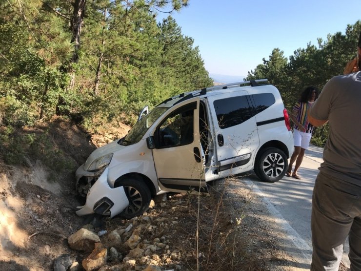 Bilecik’te hafif ticari aracın su kanalına çarpması sonucu 1 kişi yaralandı