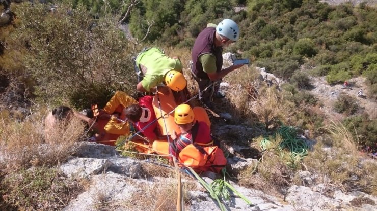 Kanyondan yuvarlanan dağcıyı kaskı ölümden kurtardı