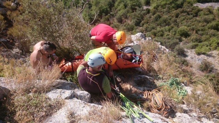 Kanyondan yuvarlanan dağcıyı kaskı ölümden kurtardı