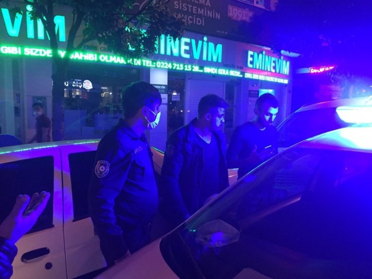 Kazadan kaçmak isteyen gençler maskesizlikten dolayı ceza yedi