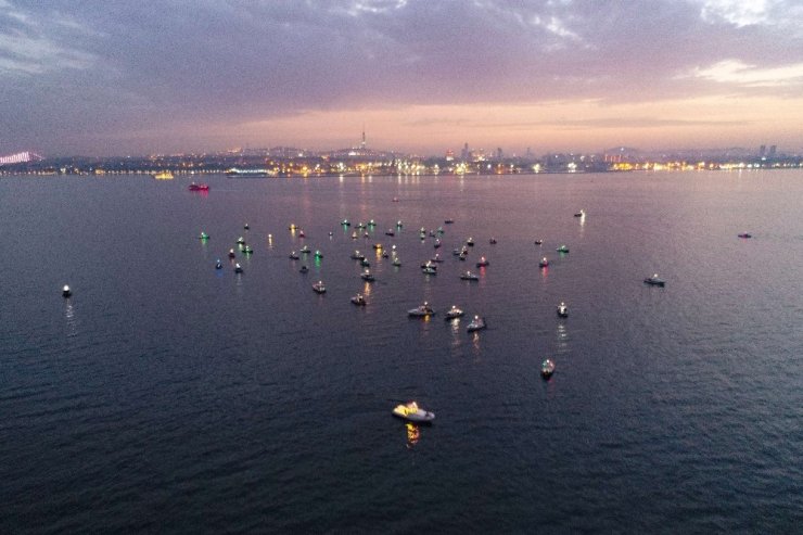 İstanbul Boğazında balıkçıların zorlu mesaisi