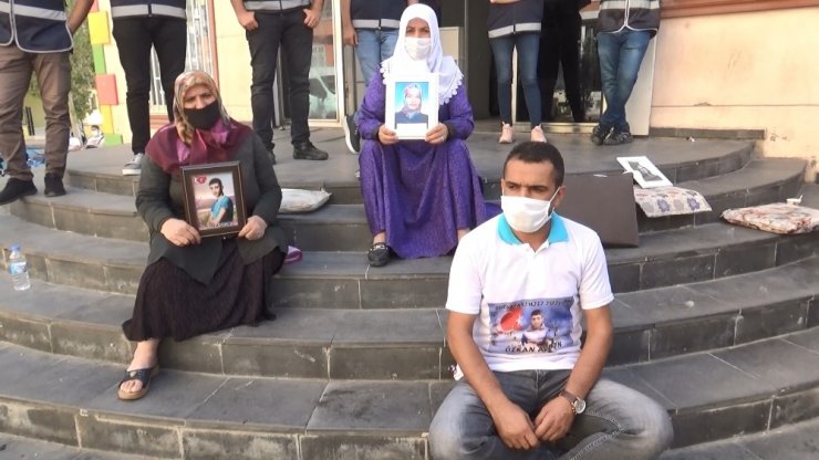 Evlat nöbetindeki ailelerden Hatay’da orman yakan PKK’ya sert tepki