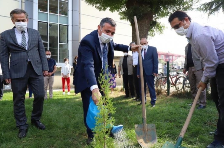 Vali Atay orman yangınlarına dikkat çekti öğrencilerle fidan dikti