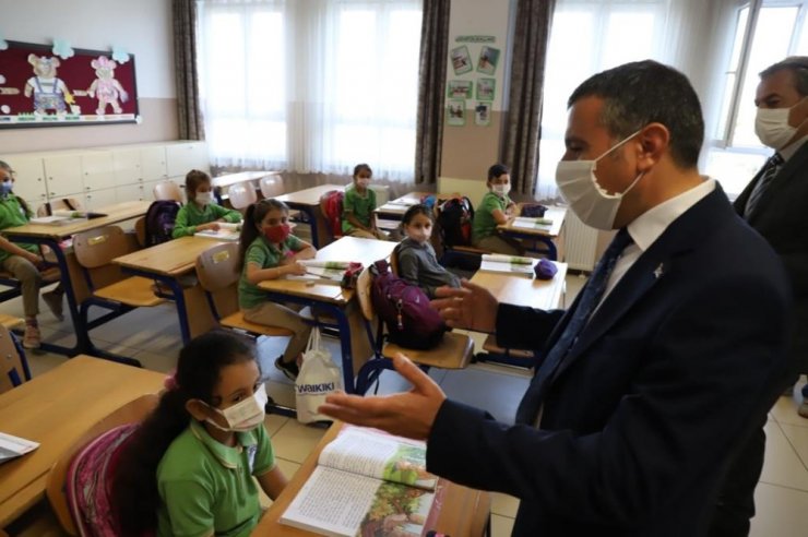 Vali Atay orman yangınlarına dikkat çekti öğrencilerle fidan dikti