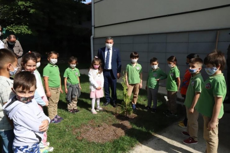 Vali Atay orman yangınlarına dikkat çekti öğrencilerle fidan dikti