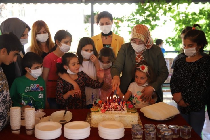 Vali Yırık’ın eşi Ayşe Yırık, çocuklarla bir araya geldi