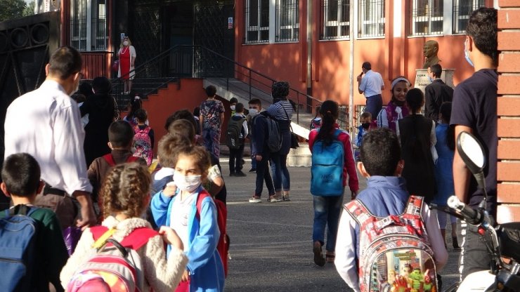 Yüz yüze eğitimin ikinci aşaması tehlikeli yolculukla başladı