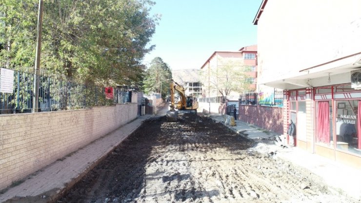 Tatvan’da kış mevsimi öncesi yol yapım çalışması