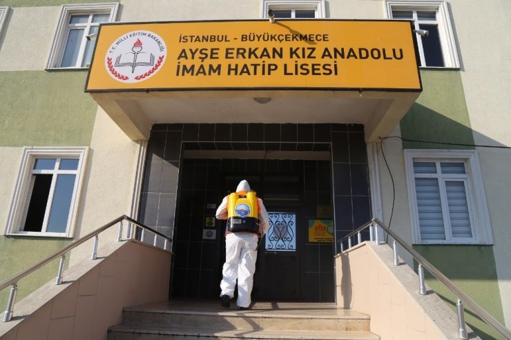 Büyükçekmece’deki okullar dezenfekte edilmeye devam ediyor