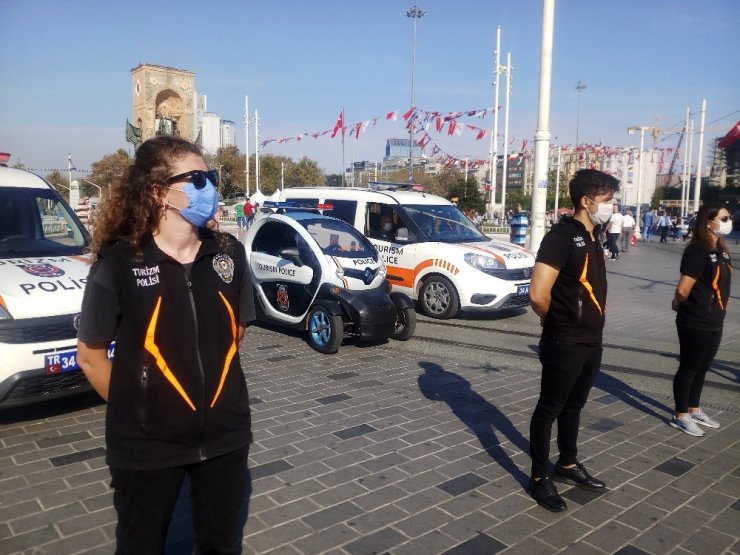 Taksim’de turistlere yönelik korona virüs denetimi