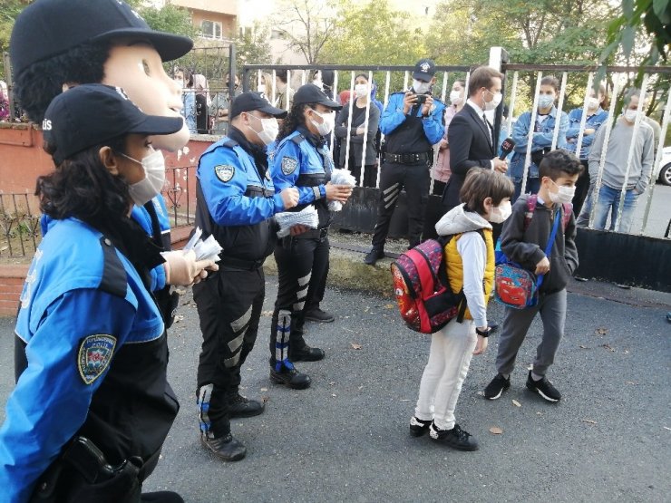 Polisten öğrencilere maskotlu "Korona virüs" uyarısı