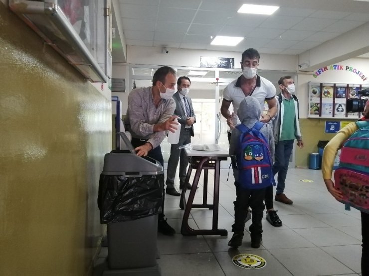 Polisten öğrencilere maskotlu "Korona virüs" uyarısı