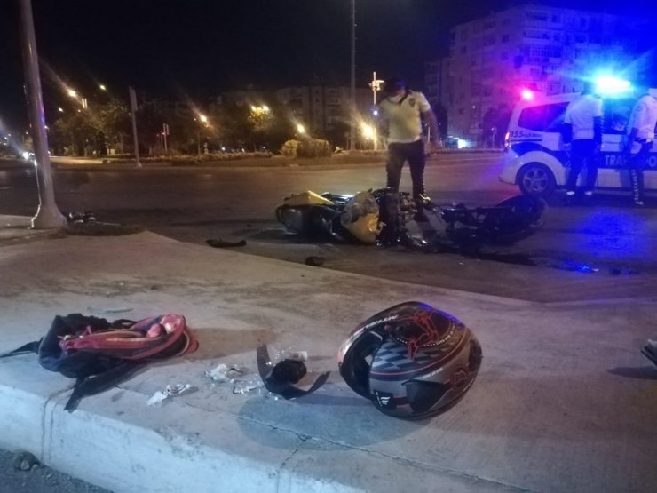 İzmir’de motosiklet refüje çarptı: 2 yaralı