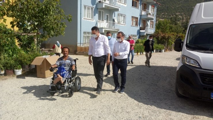 Kaynar, engelli vatandaşları sevindirdi