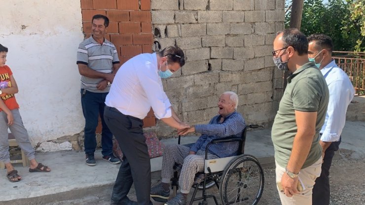 Kaynar, engelli vatandaşları sevindirdi