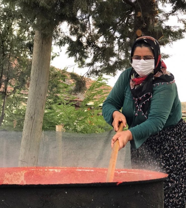 Kışlık lezzetler şimdiden hazır ediliyor