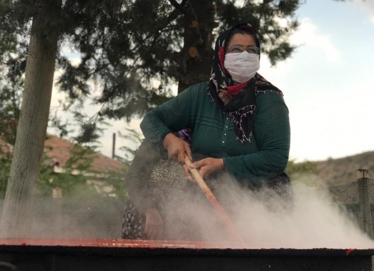 Kışlık lezzetler şimdiden hazır ediliyor