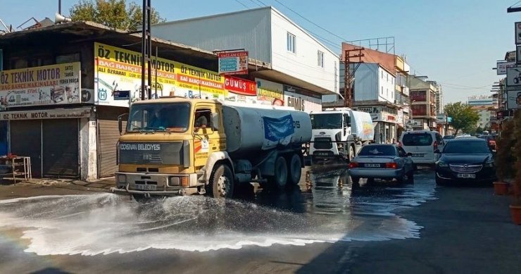 Başkan Çolakbayrakdar’dan gece boyu temizlik mesaisi