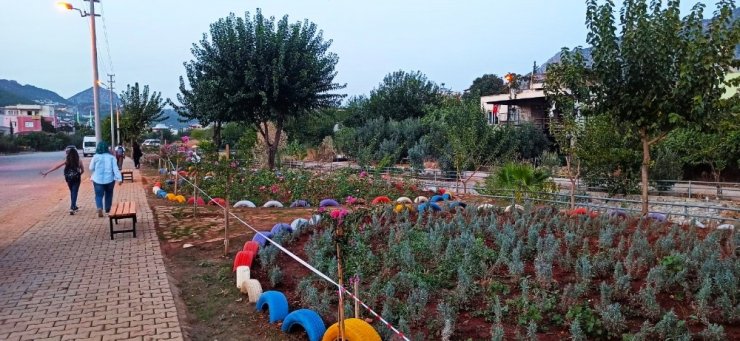 Kozan’da atık lastikler parklarda kullanılıyor