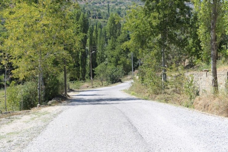 Traktörlerin bile gidemediği yol yenilendi