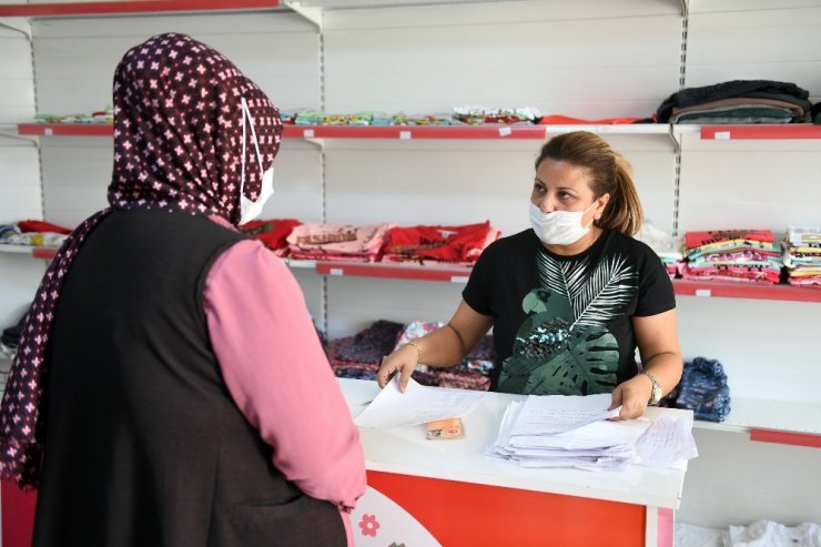Mersin’de "kıyafet evinden" bin 500 aile faydalandı