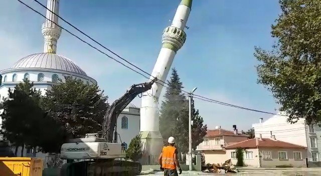 Minare böyle yıkıldı...Film gibi izlediler